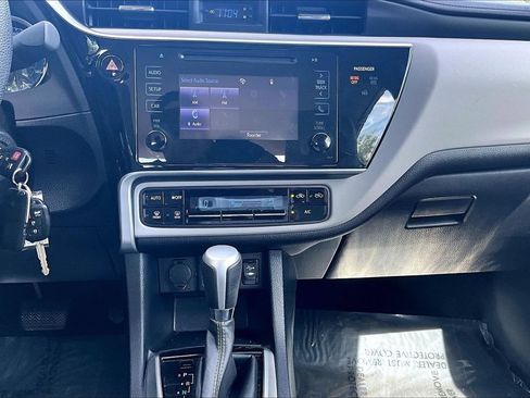Used 2017 Toyota Corolla LE w/ Carpet Mat Package (TMS) FWD image 23