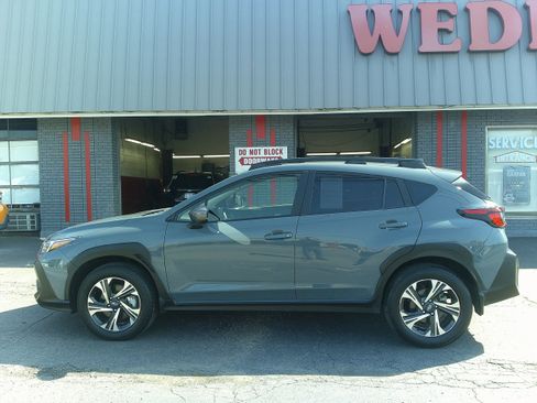 Used 2024 Subaru Crosstrek 2.0i Premium image 3