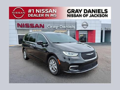 Used 2022 Chrysler Pacifica Touring FWD image 1
