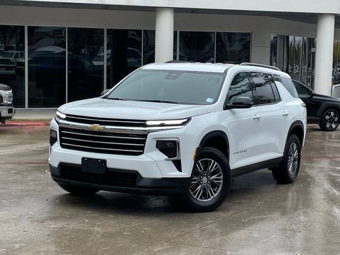 Used 2025 Chevrolet Traverse LT image 9