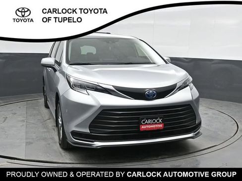 Used 2025 Toyota Sienna LE image 6