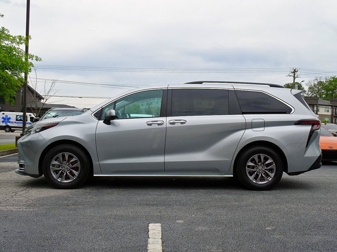 Used 2024 Toyota Sienna XLE FWD image 4