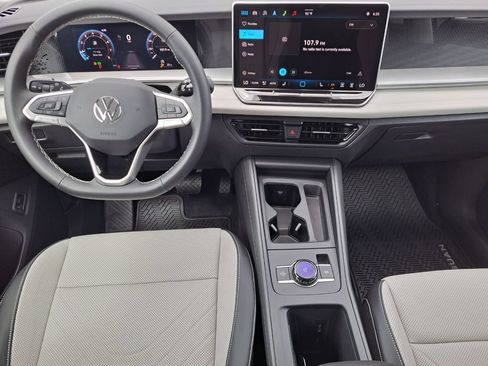 Used 2025 Volkswagen Tiguan SE FWD image 20