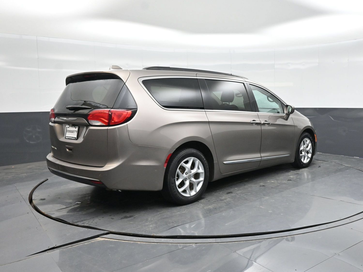 Used 2017 Chrysler Pacifica Touring-L w/ Tire & Wheel Group FWD image 8