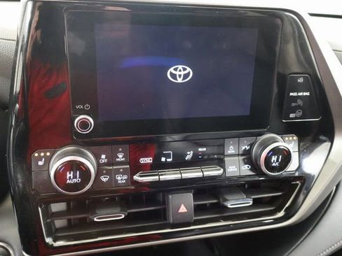Certified 2023 Toyota Highlander XLE image 24