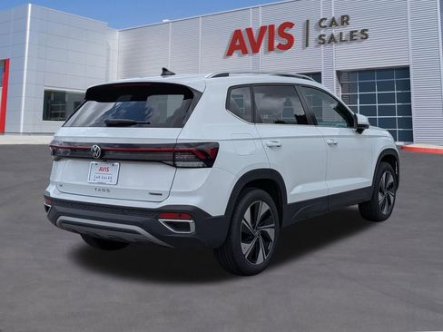 Used 2025 Volkswagen Taos SE AWD/4WD image 6