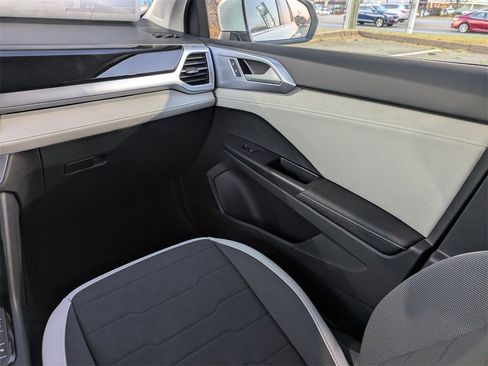 New 2026 Volkswagen Taos SE image 17