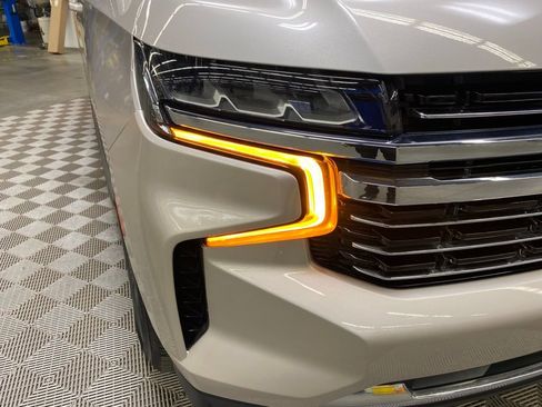 Used 2021 Chevrolet Suburban LT image 3