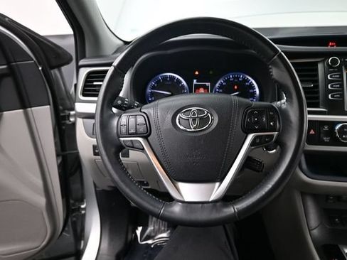 Used 2018 Toyota Highlander XLE FWD image 12