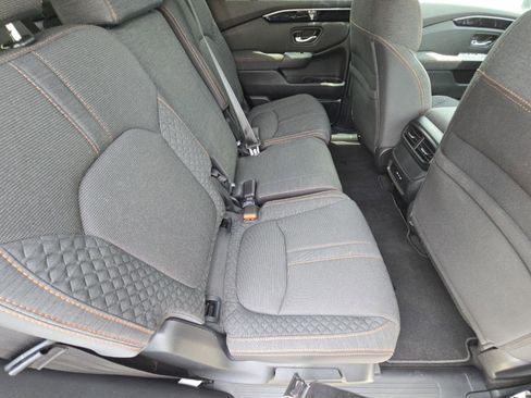Used 2025 Honda Pilot Sport image 13