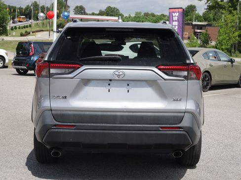 Used 2020 Toyota RAV4 XLE w/ Convenience Package FWD image 4