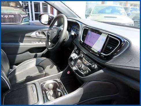 Certified 2025 Chrysler Pacifica Limited FWD image 8