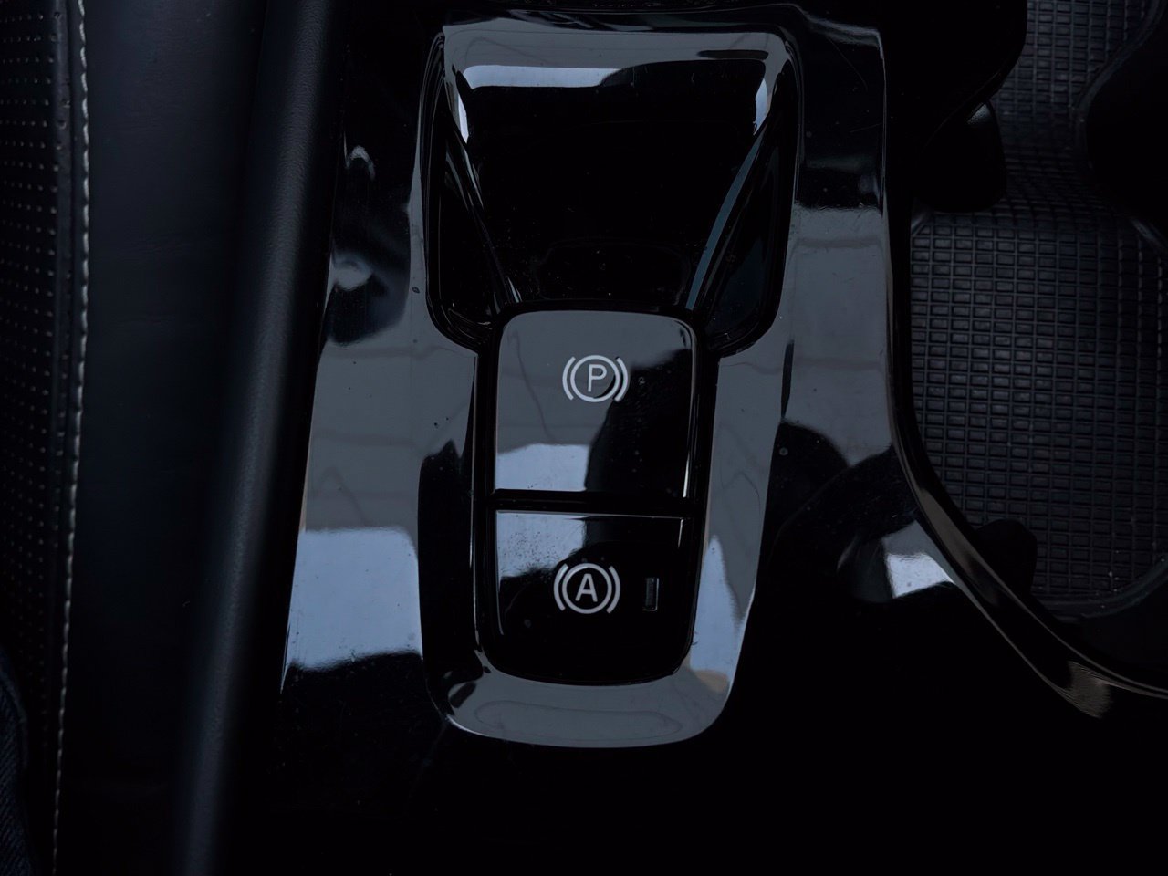 Used 2019 Volvo XC40 T5 R-Design AWD/4WD image 35