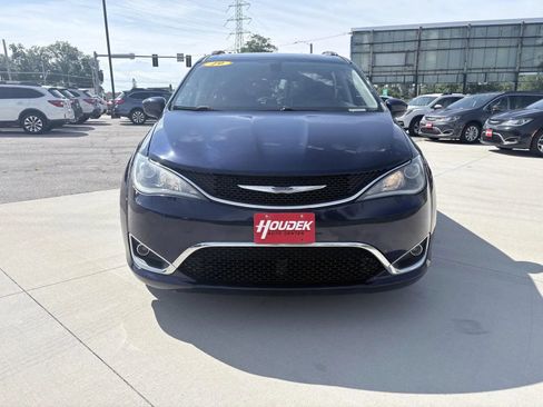 Used 2019 Chrysler Pacifica Touring-L FWD image 2
