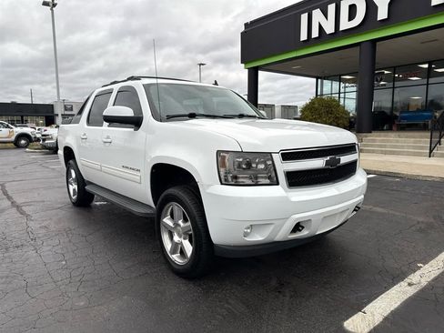 Used 2011 Chevrolet Avalanche LT w/ Luxury Package image 2