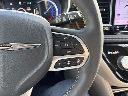Used 2023 Chrysler Pacifica Limited FWD image 19