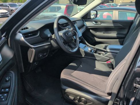 Used 2023 Jeep Grand Cherokee Laredo AWD/4WD image 9