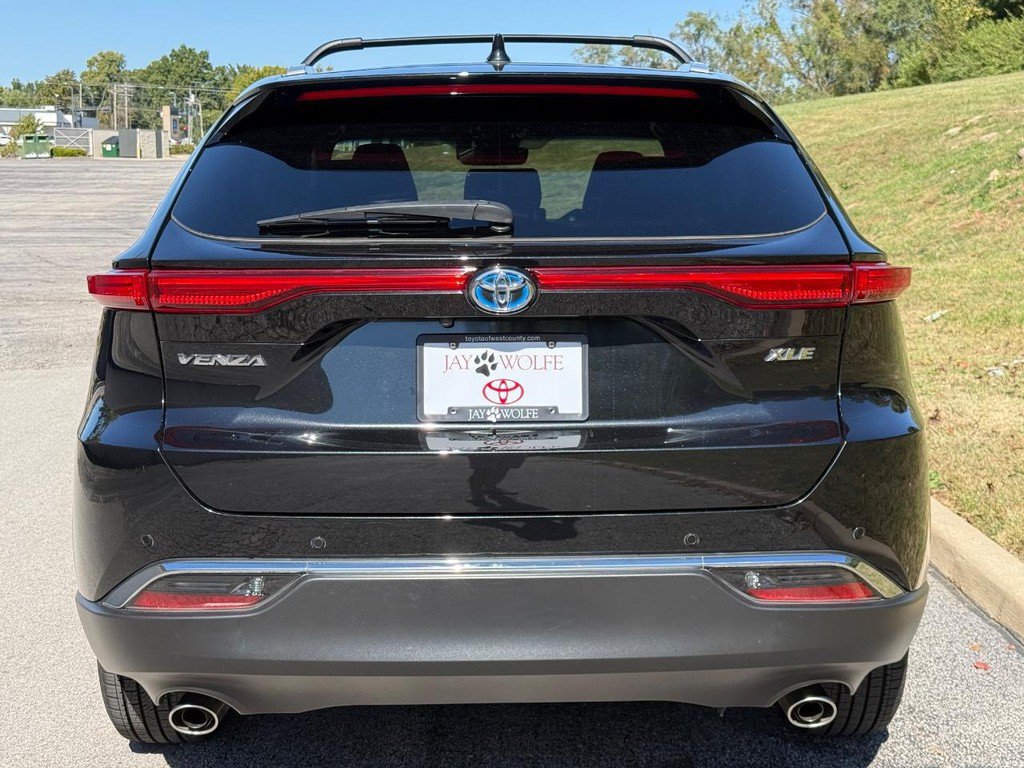 Used 2023 Toyota Venza XLE AWD/4WD image 6