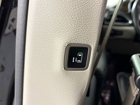 Used 2023 Chrysler Pacifica Limited image 38