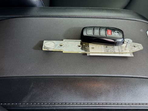 Used 2024 Toyota Highlander XLE FWD image 33