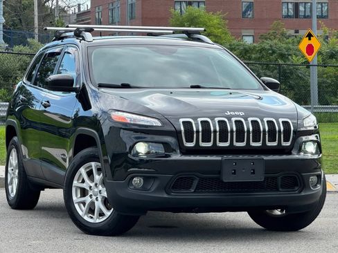 Used 2017 Jeep Cherokee Latitude AWD/4WD image 2