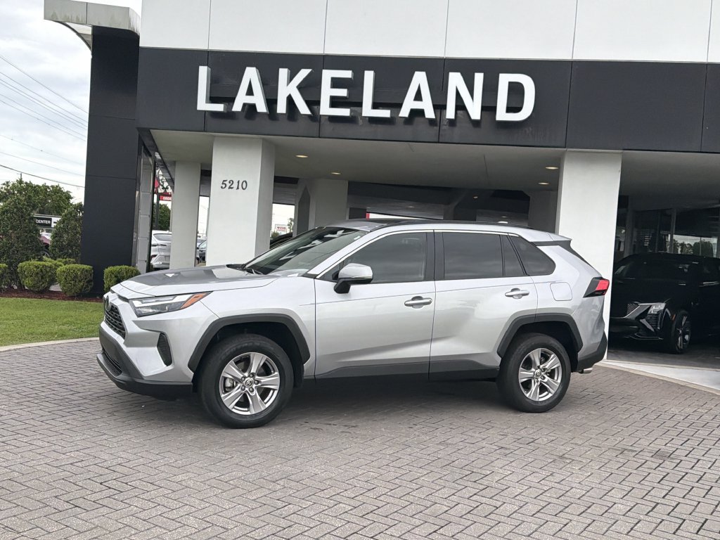 Used 2022 Toyota RAV4 XLE w/ Convenience Package FWD image 2