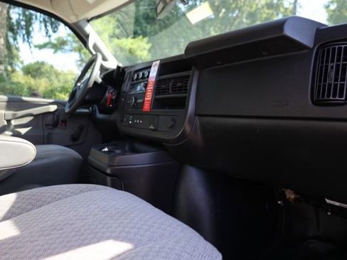 Used 2018 Chevrolet Express 2500 image 25