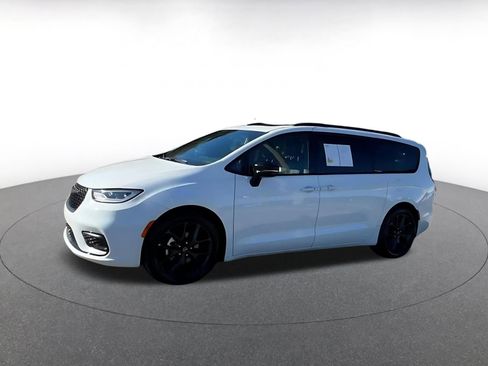 Used 2025 Chrysler Pacifica Limited image 8