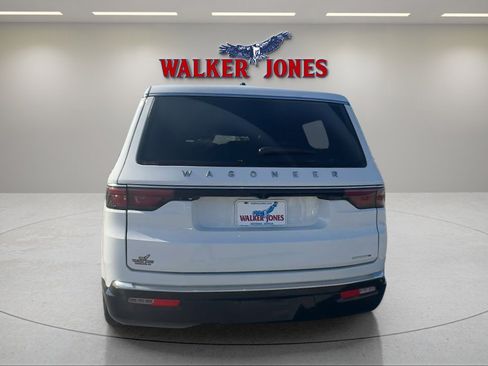 Used 2024 Jeep Wagoneer Series II w/ Flexible Seating Group RWD image 5