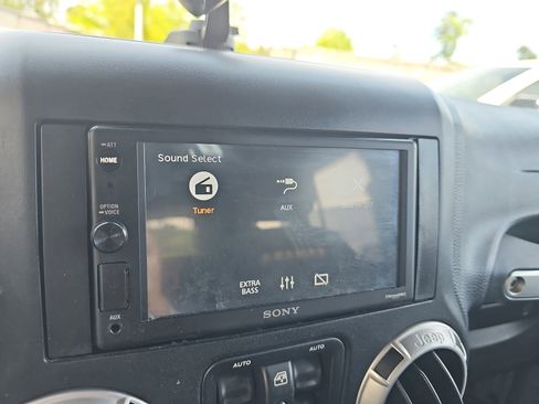 Used 2015 Jeep Wrangler Unlimited Sahara w/ Connectivity Group image 22