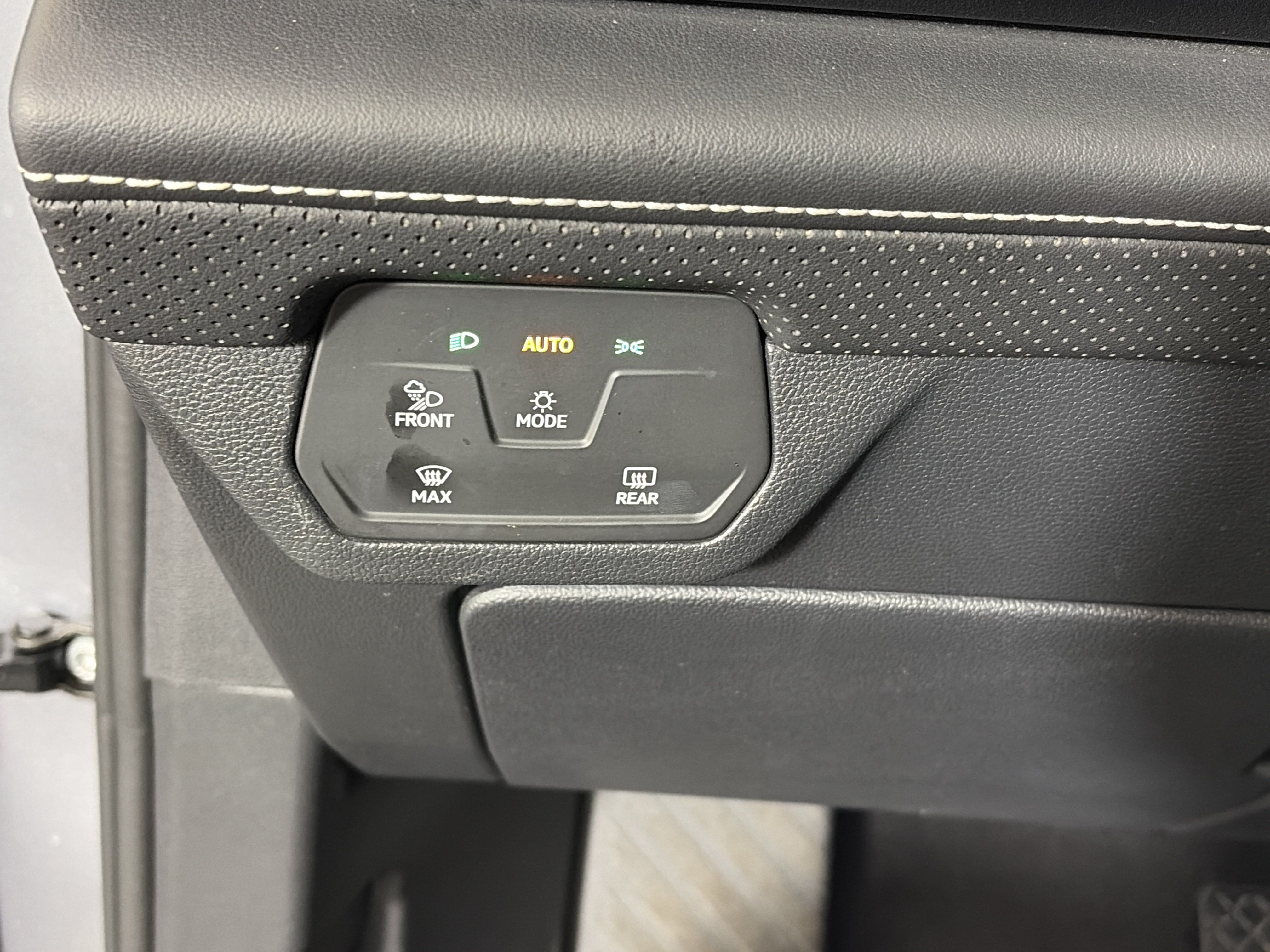 Used 2024 Volkswagen Atlas SE AWD/4WD image 29