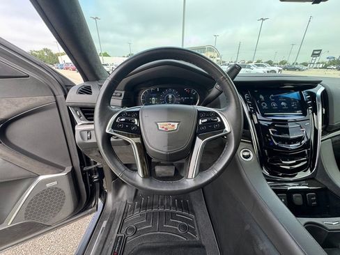 Used 2018 Cadillac Escalade ESV Platinum AWD/4WD image 18