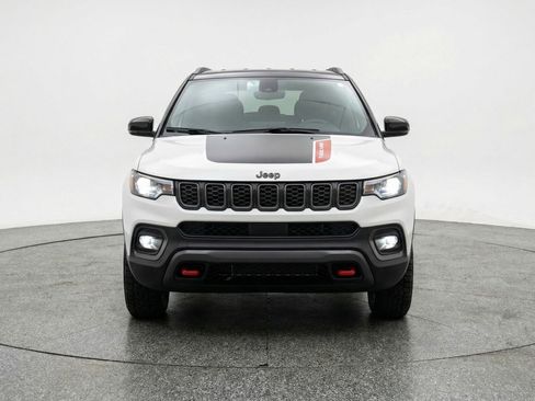 Used 2025 Jeep Compass Trailhawk image 2