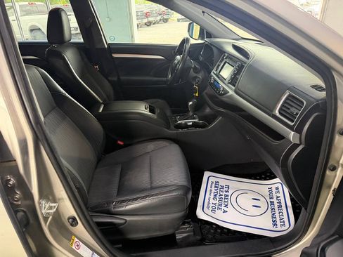 Used 2014 Toyota Highlander LE AWD/4WD image 22