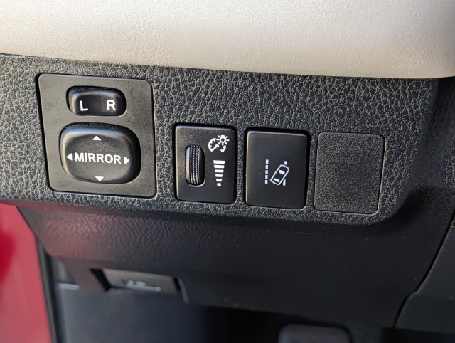 Used 2018 Toyota RAV4 XLE FWD image 23