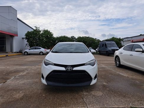 Used 2018 Toyota Corolla LE FWD image 2