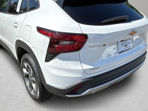 Used 2025 Chevrolet Trax LT FWD image 39