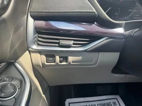 Used 2022 Cadillac XT4 Luxury w/ Cold Weather Package FWD image 22