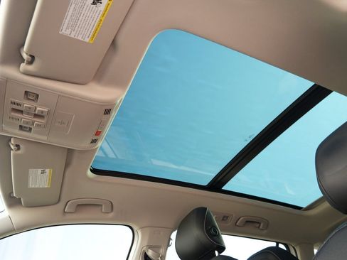 Used 2023 Volkswagen Tiguan SE w/ Panoramic Sunroof Package FWD image 9