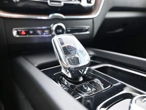 Used 2023 Volvo XC60 B5 Ultimate w/ Protection Package Premier image 12