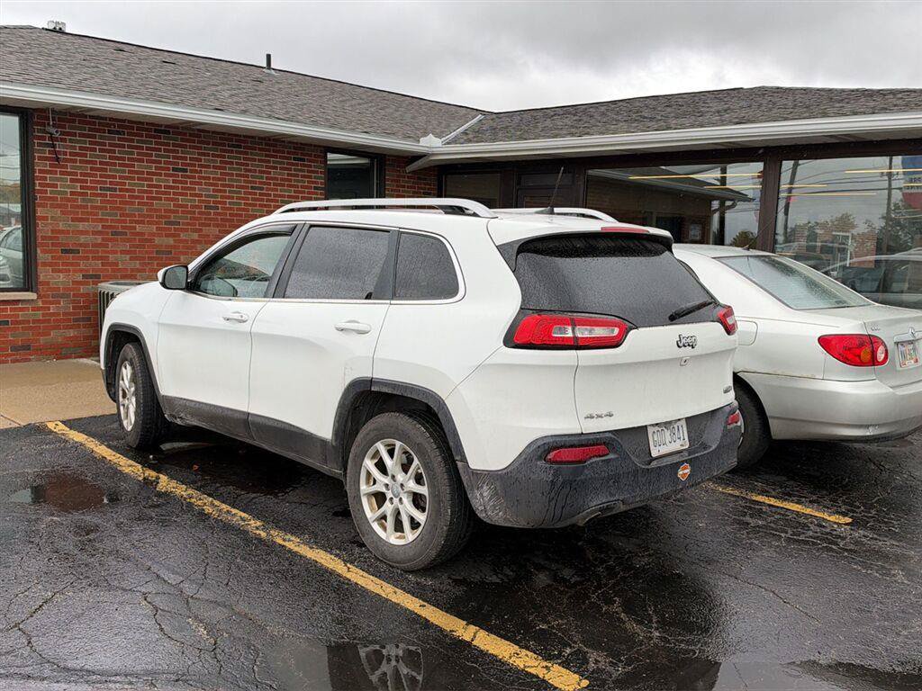 Used 2016 Jeep Cherokee Latitude w/ Cold Weather Group AWD/4WD image 4