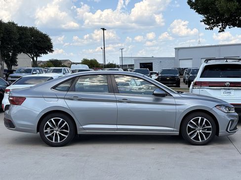 Used 2025 Volkswagen Jetta SE FWD image 3