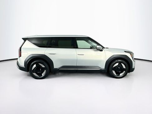 Used 2024 Kia EV9 Light Long Range RWD image 10