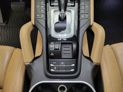 Used 2018 Porsche Cayenne Platinum Edition image 39