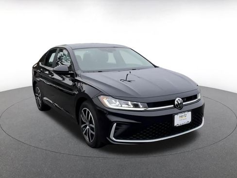 Used 2025 Volkswagen Jetta SE image 3