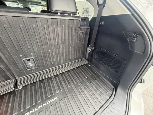 Used 2023 Toyota Highlander XLE AWD/4WD image 45