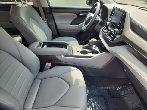 Used 2022 Toyota Highlander XLE AWD/4WD image 19
