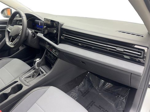 Used 2025 Volkswagen Jetta SE w/ Sunroof Package image 51