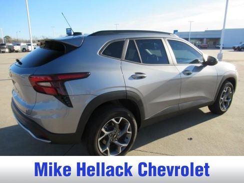 Used 2025 Chevrolet Trax LT w/ Driver Confidence Package image 4