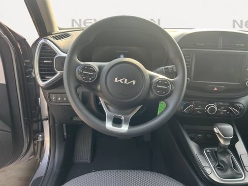 Used 2025 Kia Soul LX w/ LX Technology Package FWD image 12